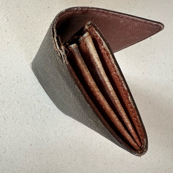 Louis Vuitton Classic Monogram Wallet STEAL OF A DEAL! - Picture 2 of 5